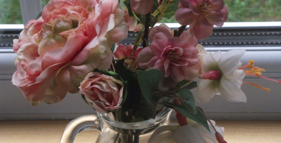 Z023 Simple jug with vintage peach ranunculus, cream fuchsia and blossom