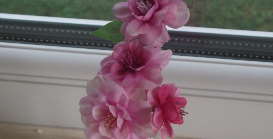 Z079 Tiny simple jar with pink blossom and glass beads