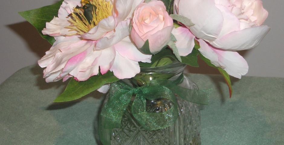 Z121 Vintage square vase with peachy-pink peonies and roses