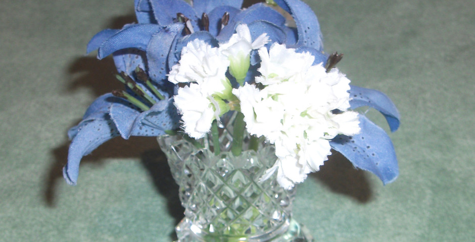 Z124 Small vintage vase, blue nerines and white statice