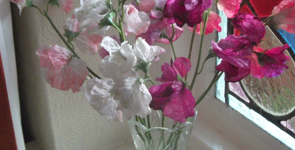 Z127 Sweetpeas in a vintage vase