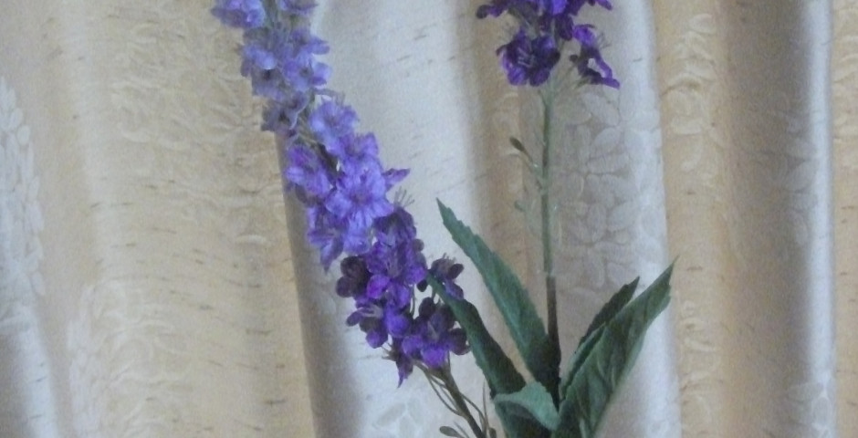 Z086 Tall bottle with lilac delphiniums