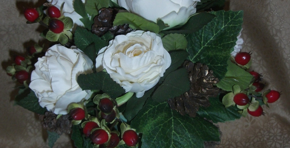 Z104 Christmas arrangement in a green pot with cream roses and berries